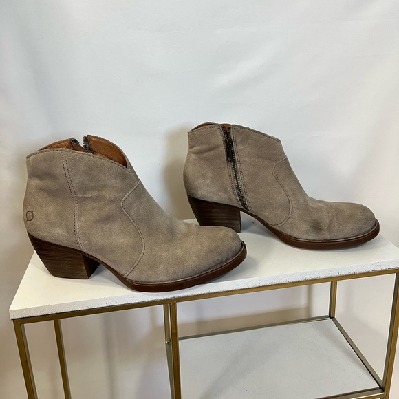 BORN Michel Suede Ankle Boots 8M Almond Toe Side Zip Bootie Stone style d89722 - Picture 4 of 14